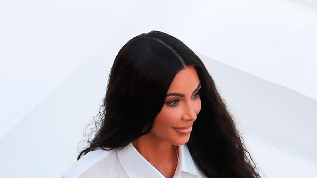 Kim Kardashian con camisa 'oversize' blanca