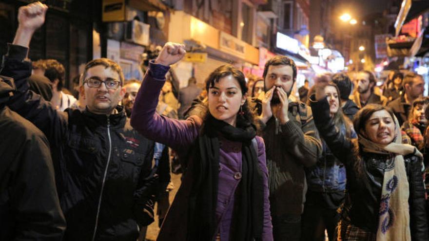 La oposición turca rechaza con caceroladas el resultado del referéndum