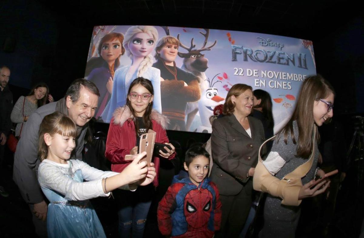 Las niñas asistentes no dudaron en fotografiarse con el alcalde. Las niñas asistentes no dudaron en fotografiarse con el alcalde.