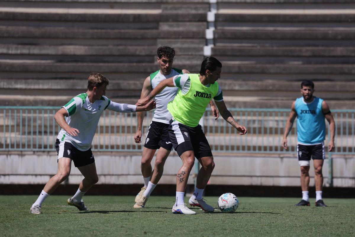 Sergi Guardiola protege el esférico ante Percan y Dani García en una sesión de trabajo de esta semana del Córdoba CF.