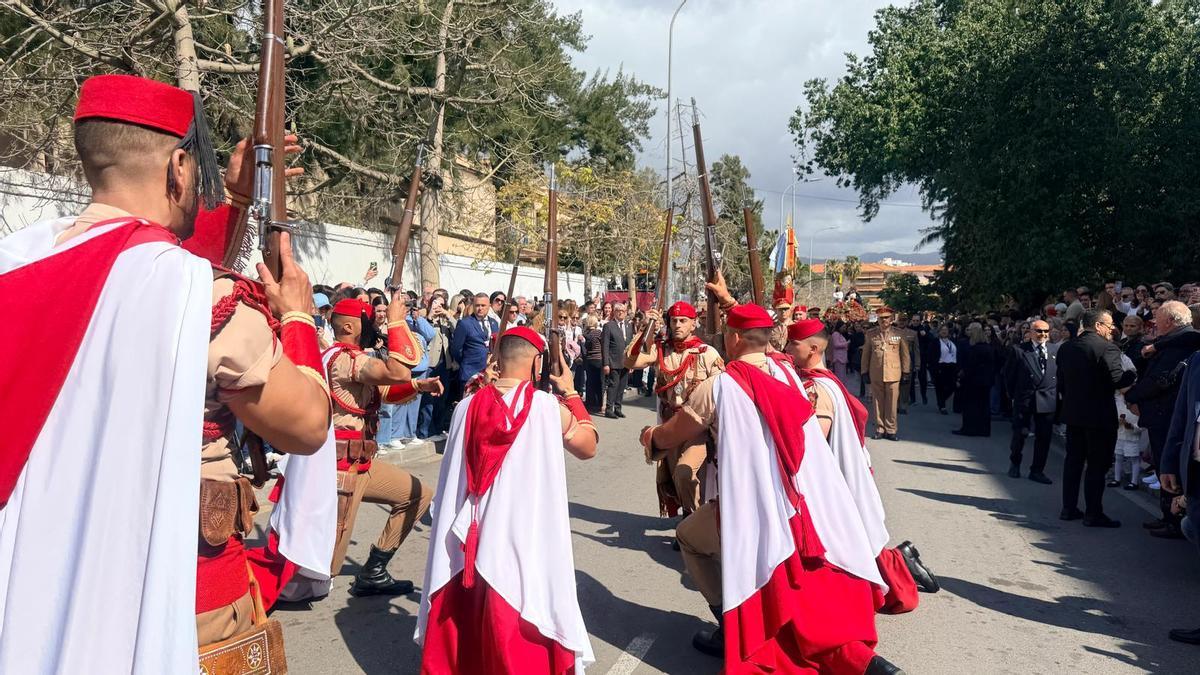 La escuadra de gastadores de los Regulares junto a los muros del Hospital Civil, en el traslado del Cautivo.
