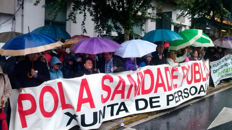 Concentración a las puertas del Parlamento esta mañana. //X. Álvarez