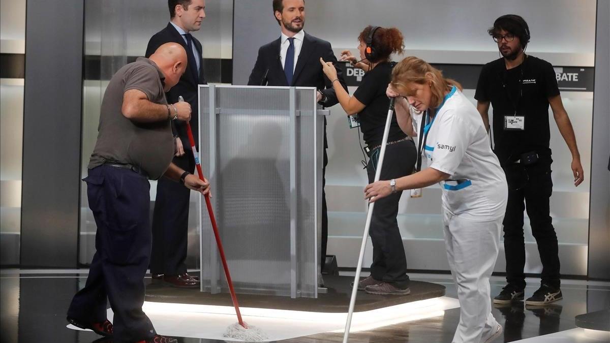 La imagen de dos limpiadoras pasando la mopa en el anterior debate en TVE en abril fue muy criticada. Hoy eran un hombre y una mujer.