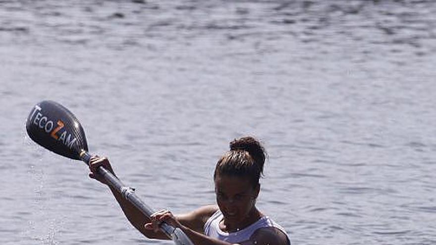 Eva Barrios, durante la prueba celebrada ayer en el río Duero.