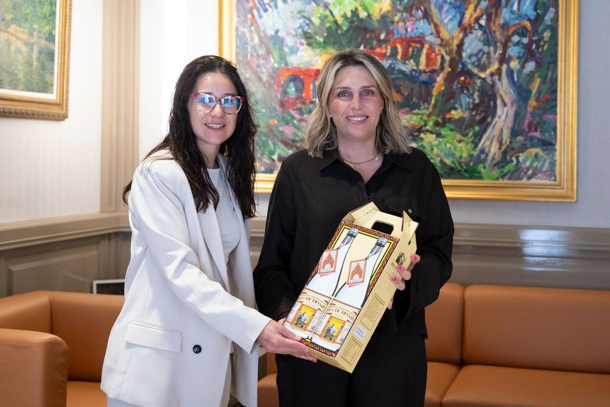 La alcaldesa, Elia García, ha entregado a la presidenta de la Diputación, Marta Barrachina, un pack de botellas históricas de Agua de Benassal.