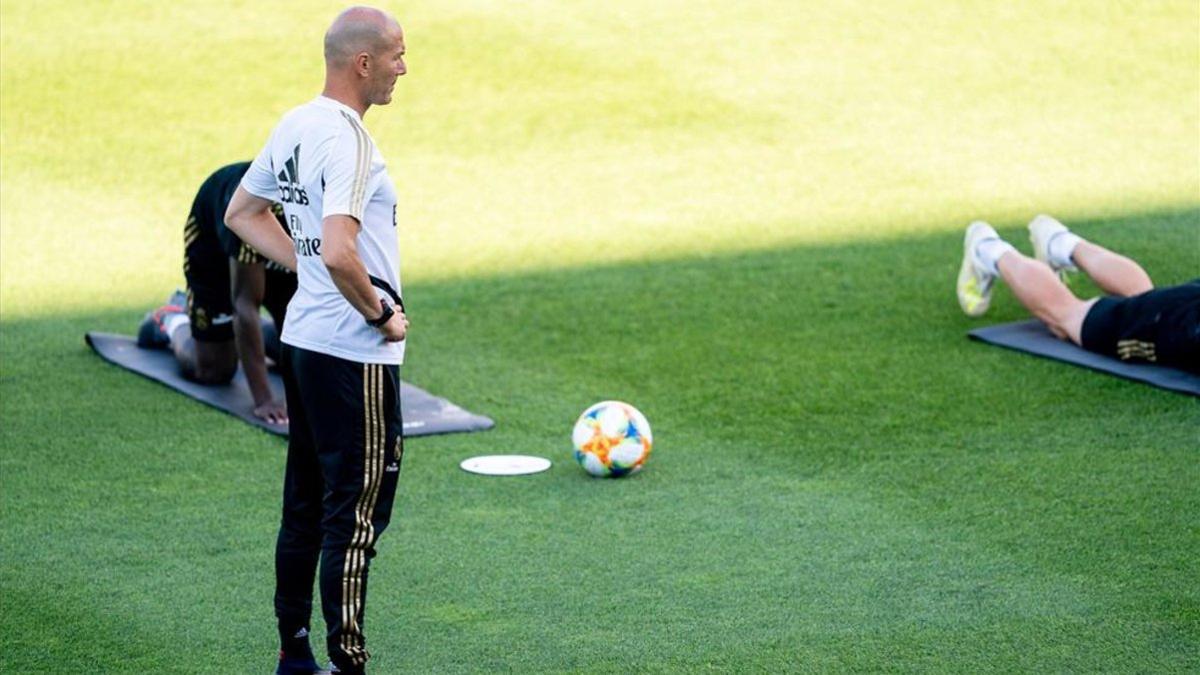 Zidane no pierde ojo de lo que hacen sus jugadores en pretemporada