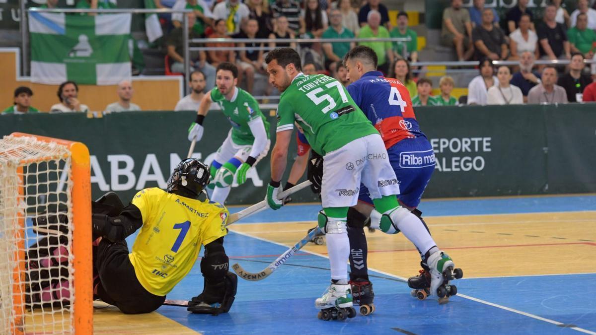 Toni Pérez acecha la portería de Arnau Martínez en el quinto partido de la final de la OK Liga en el Palacio de Riazor.