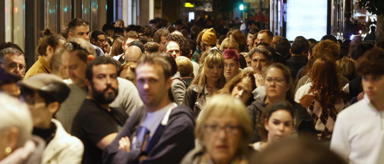 Imagen de archivo de aglomeraciones de gente en el centro de València.