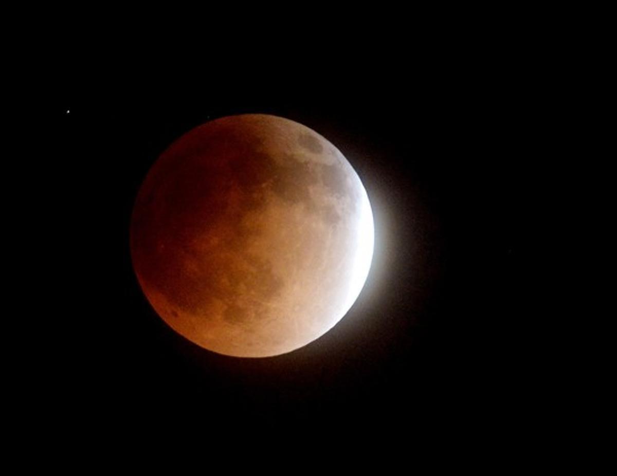 La lluna durant l’eclipsi vista des de Califòrnia.