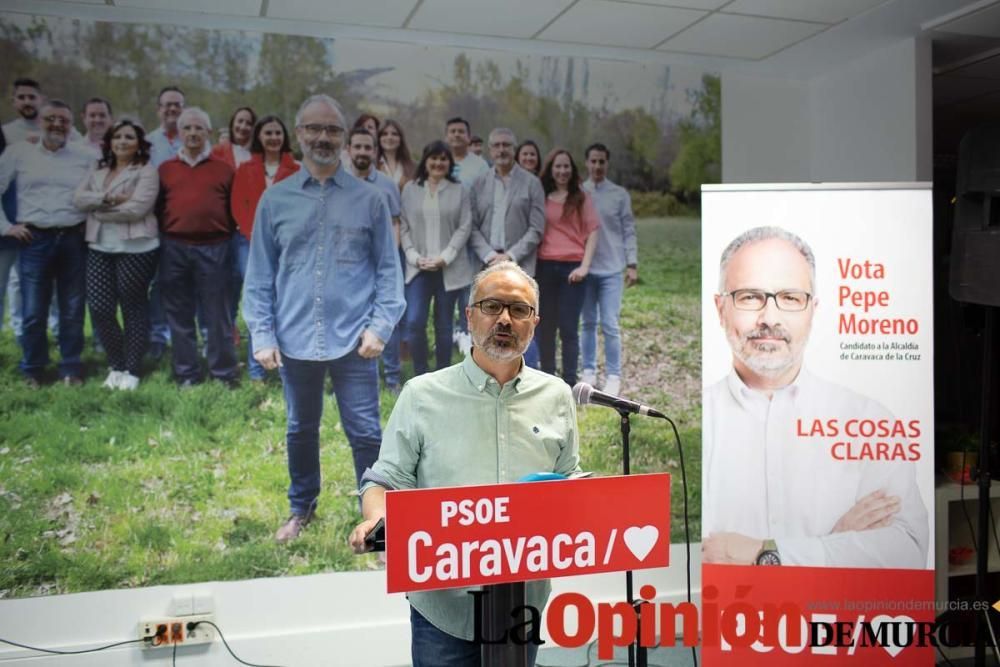 Pegada de carteles en Caravaca