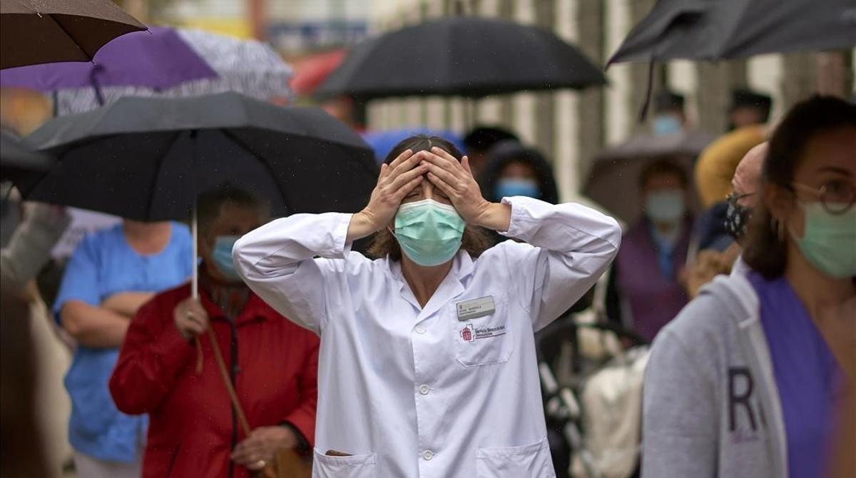 Una enfermera del Centro de Salud de San Jorge, en Pamplona, muestra desesperación durante la concentración del personal sanitario en protesta por el estado en el que se encuentra la atención primaria en dicho centro, el 7 de octubre del 2020.