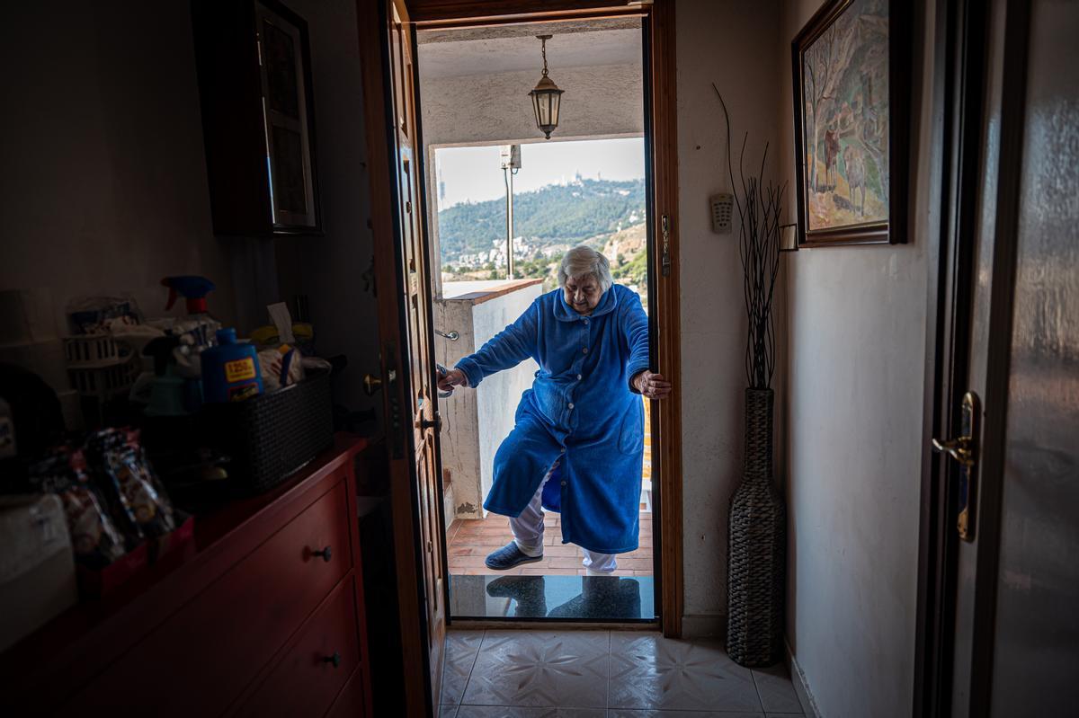 Mari Carmen vive en una calle sin asfaltar y llena de escaleras autoconstruidas en el Carmel. Diecisiete años atrapada en casa en Barcelona: No pude ir al entierro de mi hija