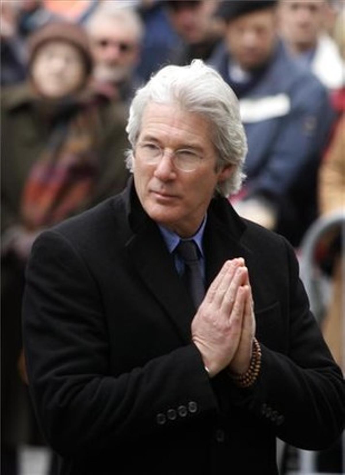 El verdader Richard Gere en l’ofrena floral al monument de Geuzen.