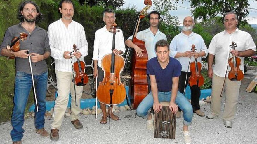 Joan Sardans (primer per l&#039;esquerra) amb els integrants del Quartet Indiano de Corda i Joan Sardans Trio