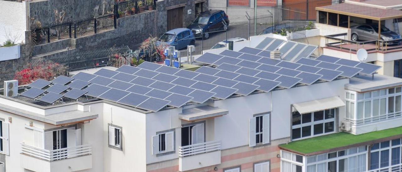 Paneles fotovoltaicos instalados en la azotea de un edificio en la capital grancanaria