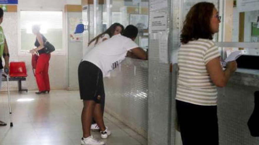 Imagen del mostrador de recepción de un centro de salud de la ciudad de Alicante.