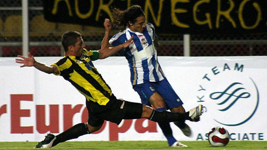El jugador José LuÌs Granados (d), del Deportivo Táchira, lucha por el balón con Lafita (i), del Deportivo, en un partido amistoso disputado ayer en el estadio Pueblo Nuevo de San Cristóbal (occidente) Venezuela.
