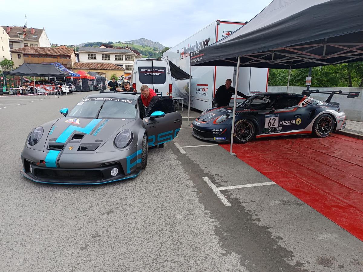 Gran ambiente automovilístico en Arriondas por la Subida al Fitu