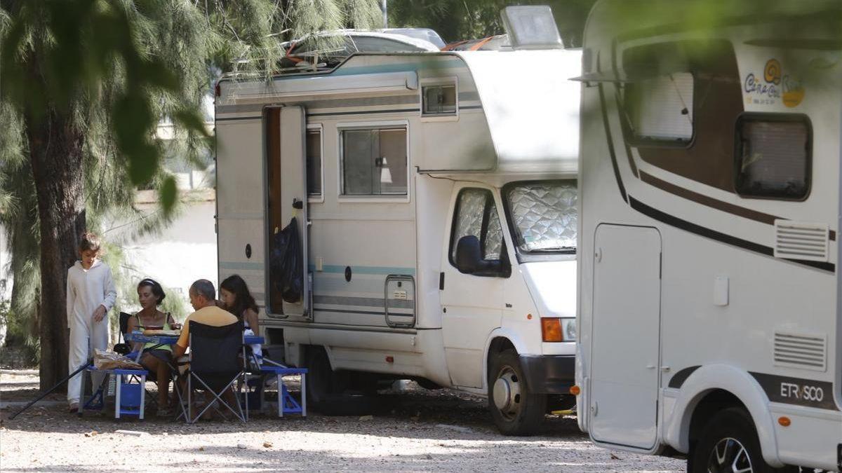 Imagen de archivo de ua familia en un área de caravanas.