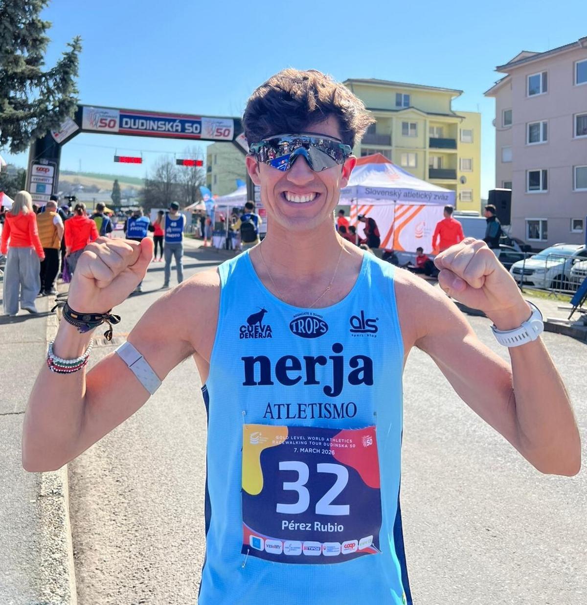 Jose Manuel Pérez celebrando el final de una carrera.