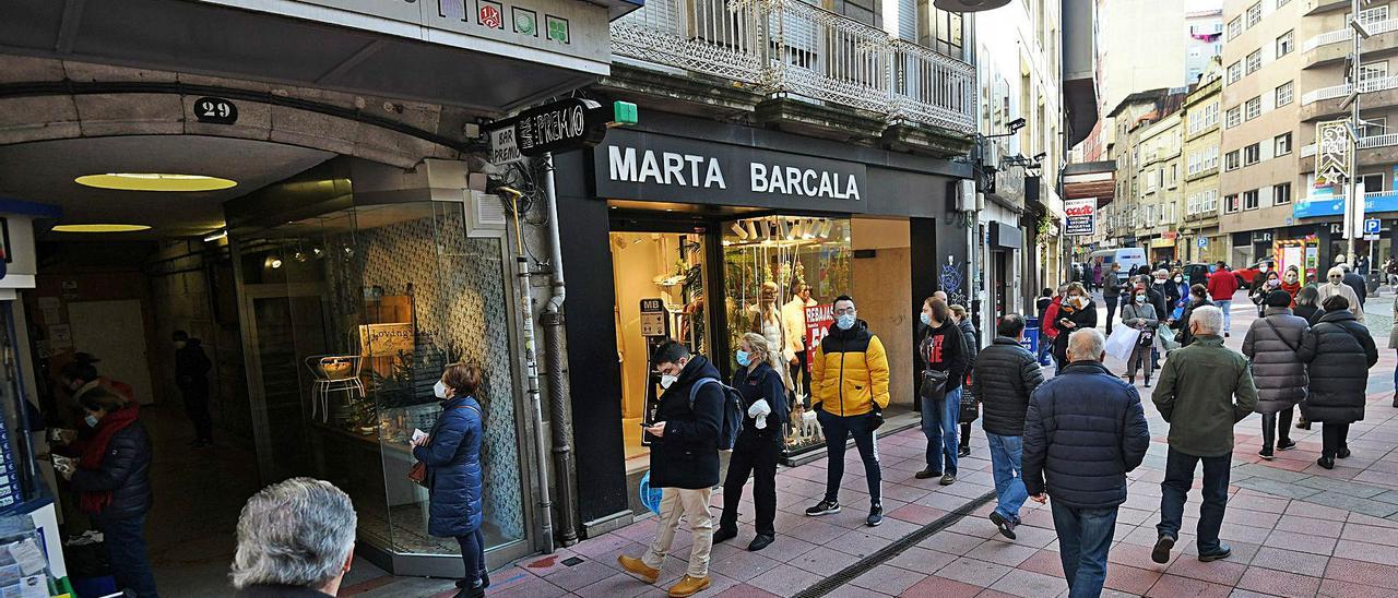 Gente haciendo cola para comprar lotería en la calle Peregrina.   | // GUSTAVO SANTO