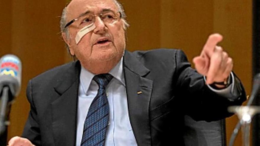 Blatter afirma que  se sent com una  &quot;pilota de cops&quot;