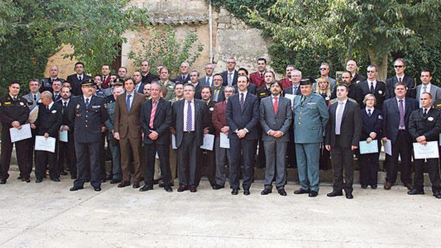 Foto de familia de galardonados, autoridades y representantes de empresas de seguridad.