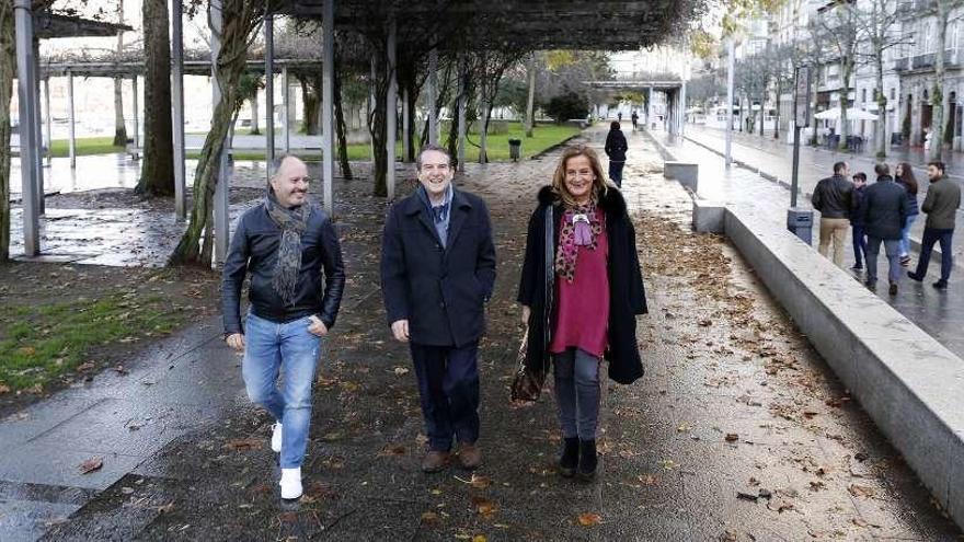 David Regades, Abel Caballero y Carmela Silva caminando ayer por los jardines de Elduayen. // R. Grobas