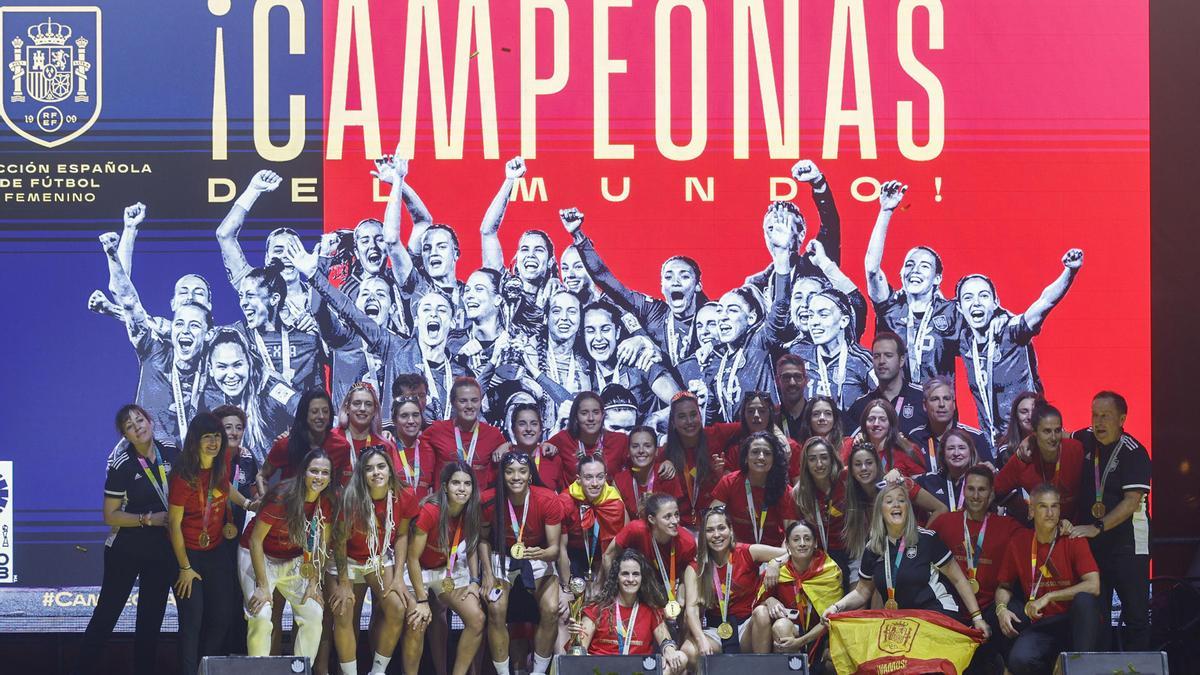 La selección española femenina de fútbol, nueva campeona del Mundo, durante la celebración con la afición este lunes en la explanada Puente del Rey, en Madrid Río.
