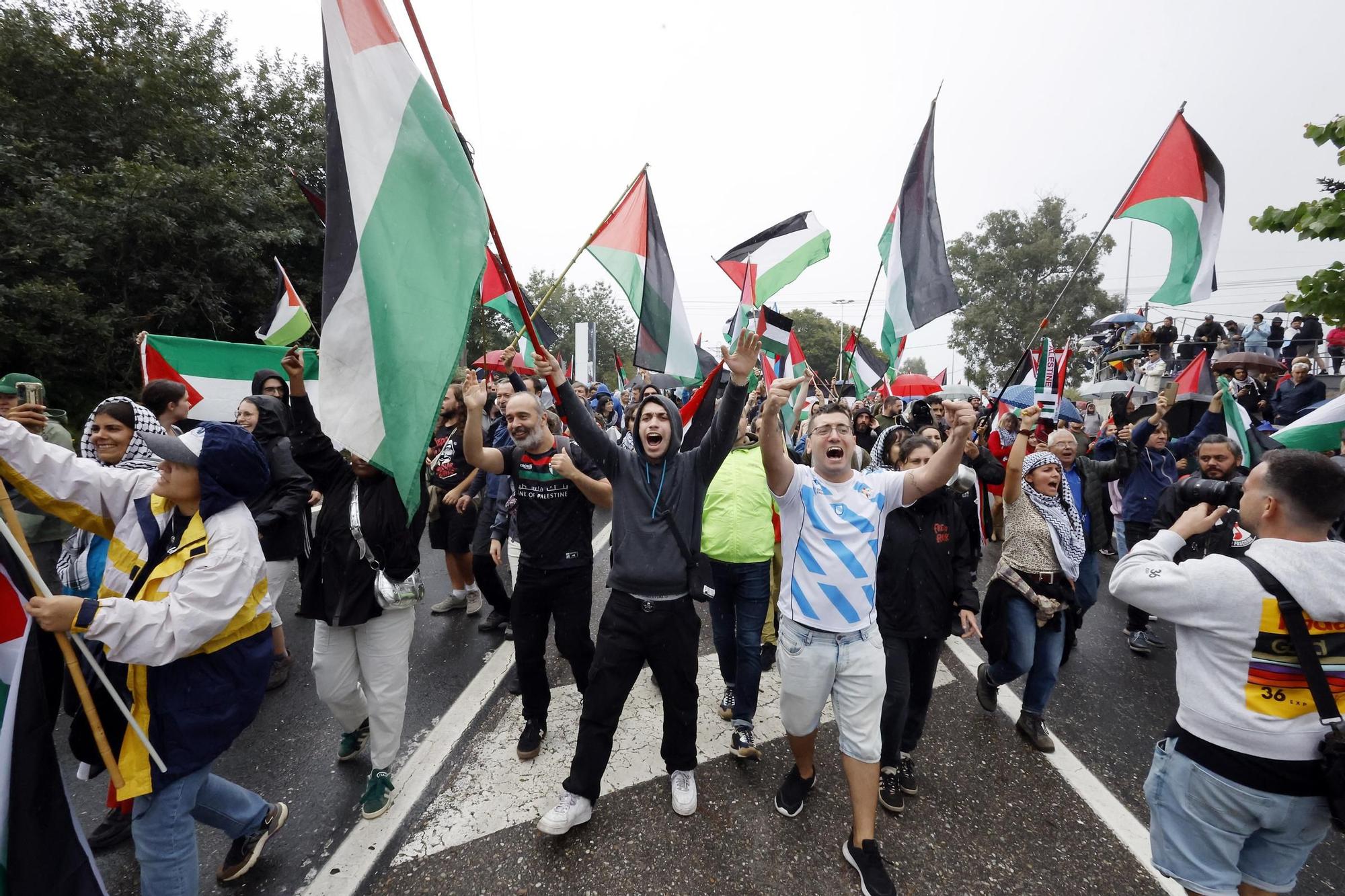 Concentraciones contra el equipo de Israel por el genocidio en Gaza durante el paso de La Vuelta por Pontevedra