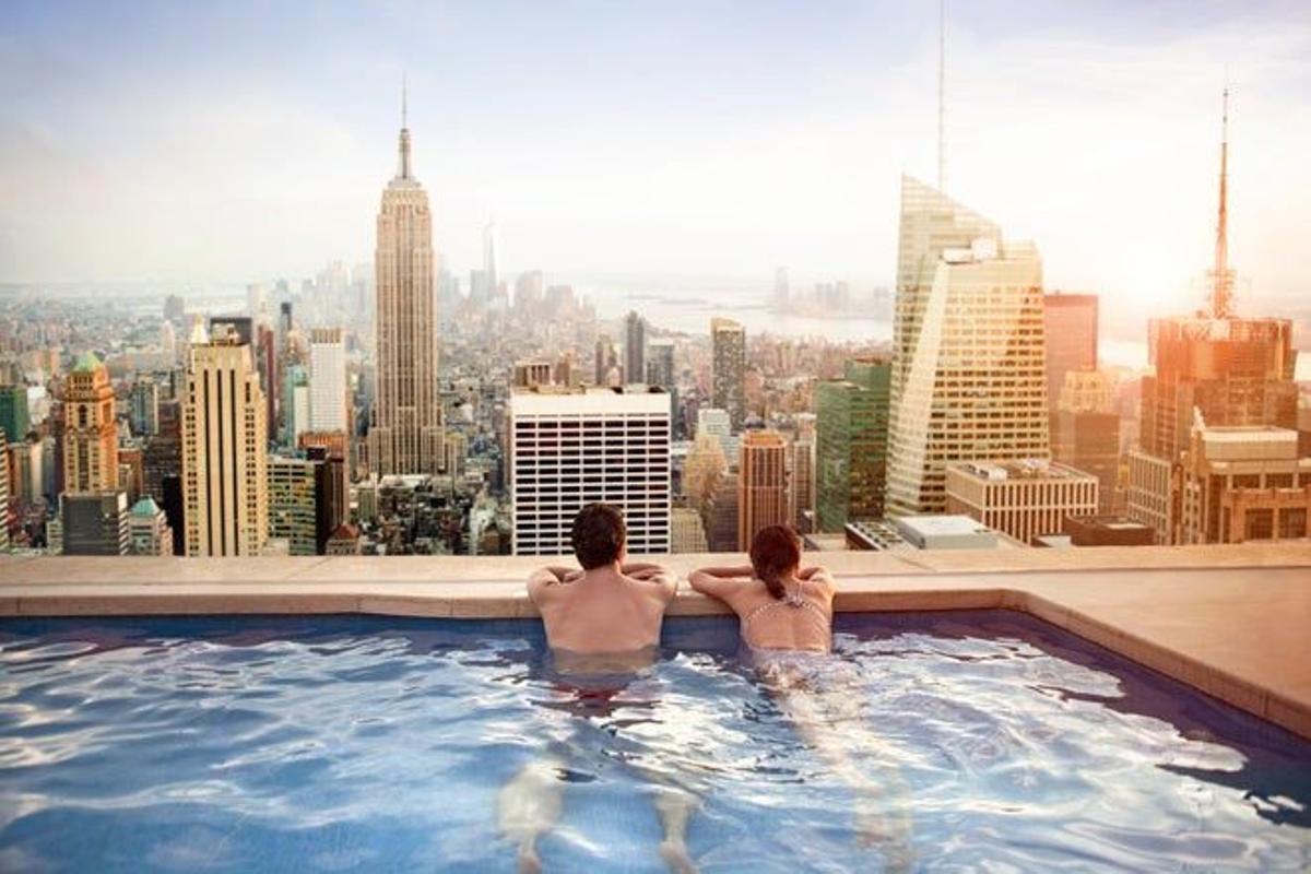 Vista del Empire State desde una terraza con piscina.