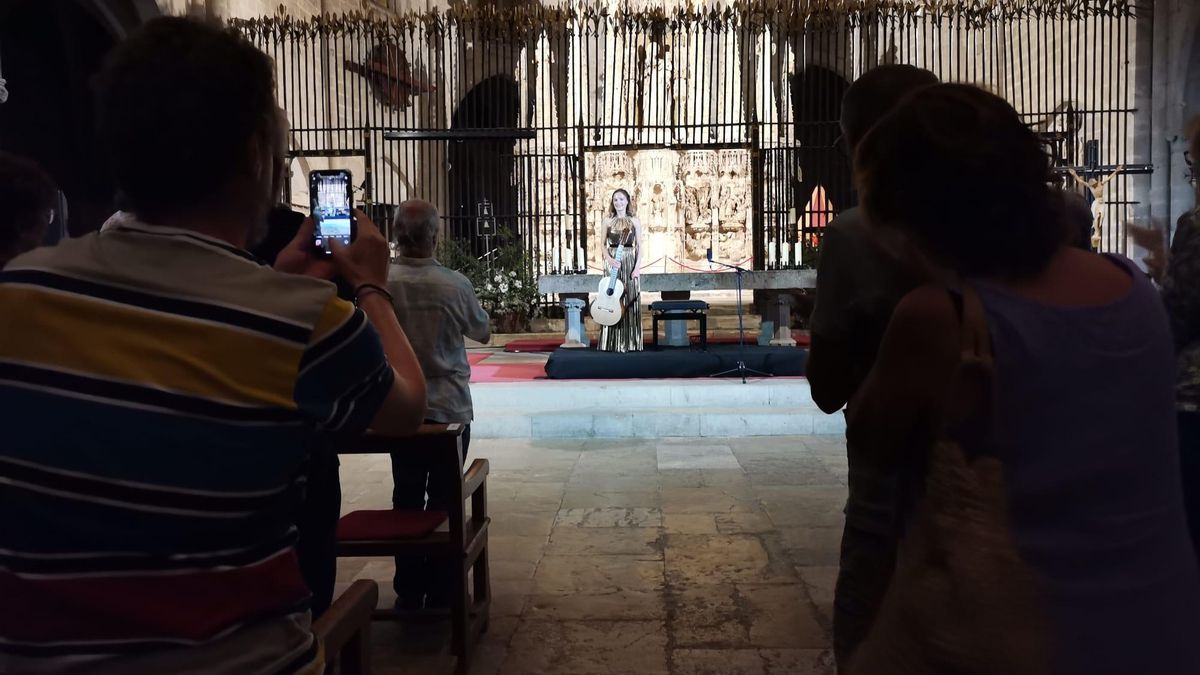 Ana Vidovic al bell mig de l'altar de la Basílica rebent l'escalf del públic just a l'acabar el concert.