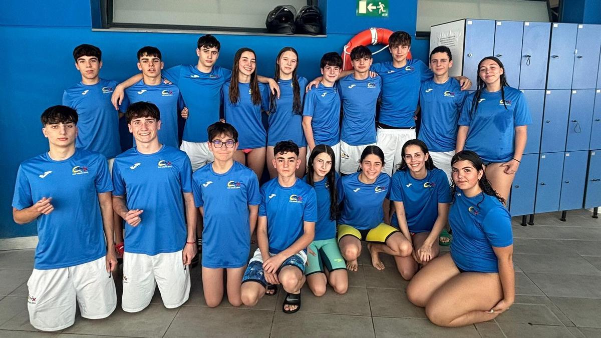 Nadadores del CN Xàtiva en el control celebrado en la piscina de Les Pereres.