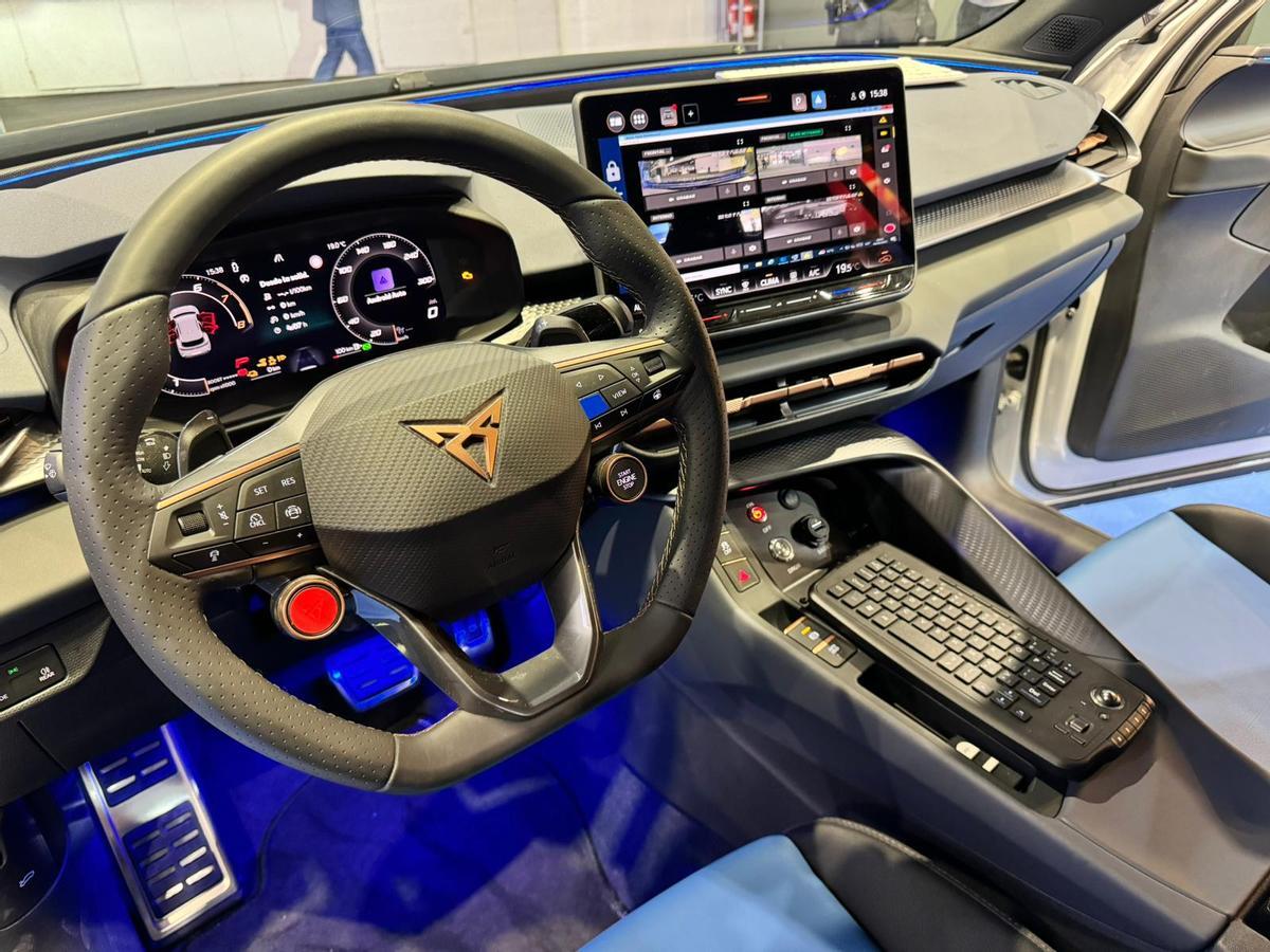 Imagen del coche presentado en el stand de Mossos en el MWC