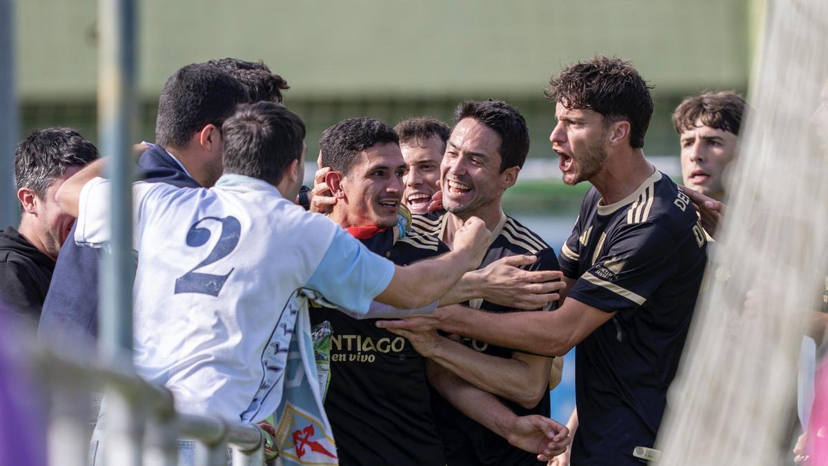 Afeccionados do Compos celebran un gol cos xogadores.