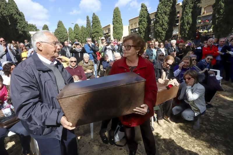 Entrega de los restos de los fusilados por el franquismo a sus familiares, en Paterna