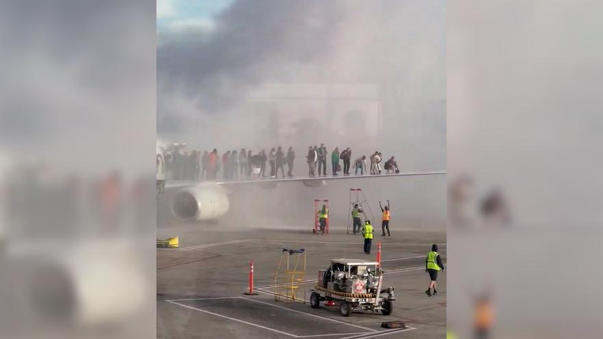 Un avión se incendia y los pasajeros se ven obligados a evacuar por el ala
