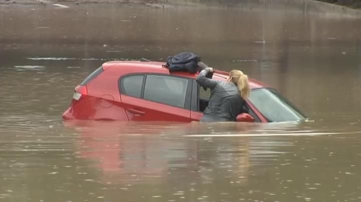 Rescatada a punto de hundirse en su coche en el Port de Sagunt