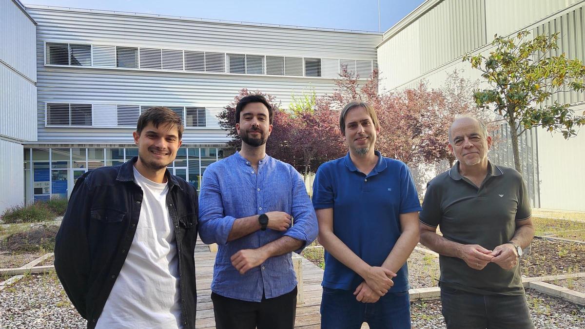 Parte del equipo investigador que ha desarrollado el estudi. De izquierda a derecha: Ignacio García-Peiró, Miguel Encinas, José Luis Hueso y Jesús Santamaría.