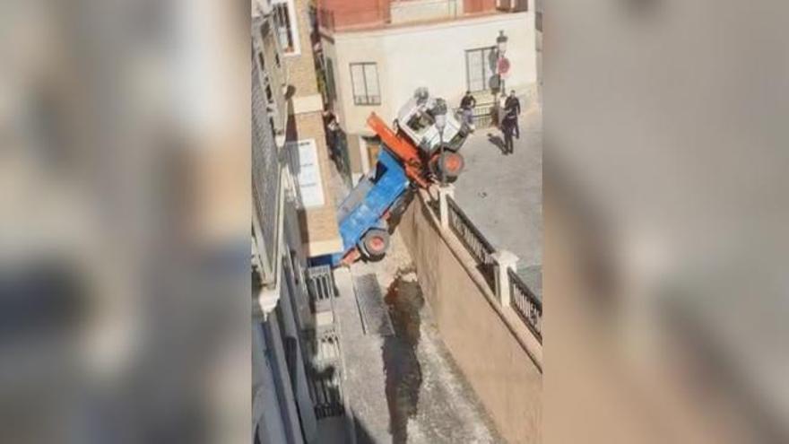 Un camión sufre un aparatoso accidente en la cuesta del Seminario de Orihuela