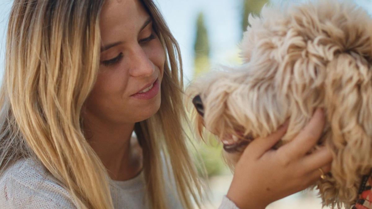 María Crivillé, junto a Bliss, uno de sus cinco perros.