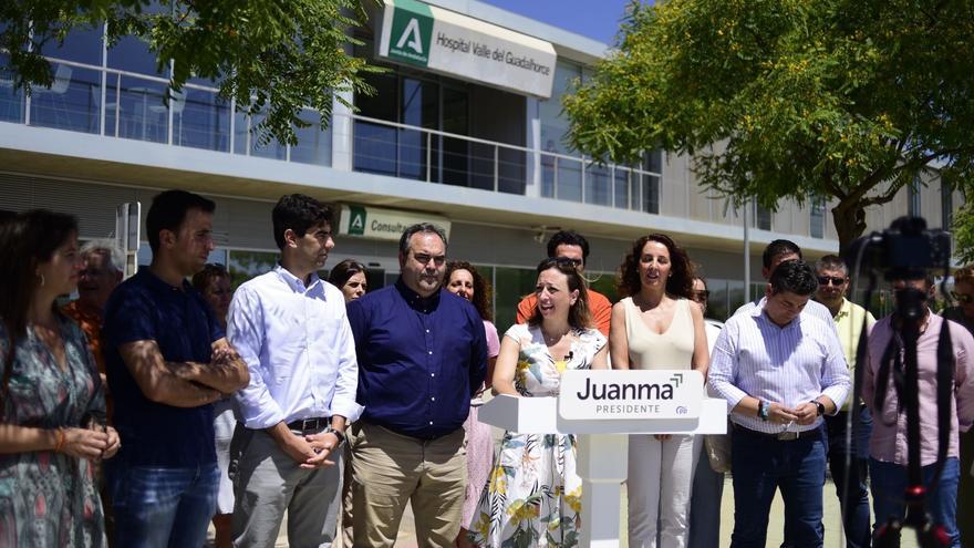 La candidata por el PP de Málaga al Parlamento andaluz y secretaria general provincial, Patricia Navarro, en el Hospital del Guadalhorce