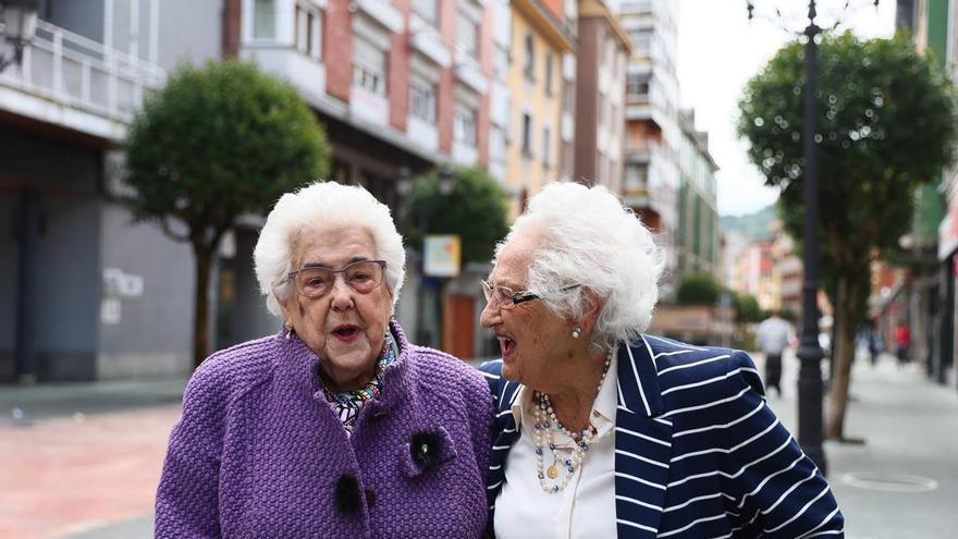 Las amigas centenarias de Langreo recomiendan ir a la peluquería para "verse guapa" y también "alimentarse bien"