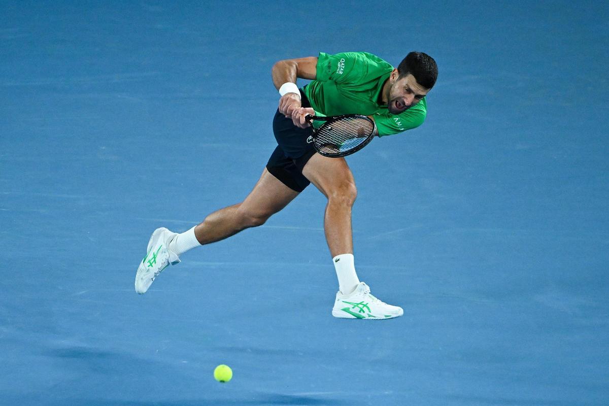 Djokovic tras golpear de revés en un partido.