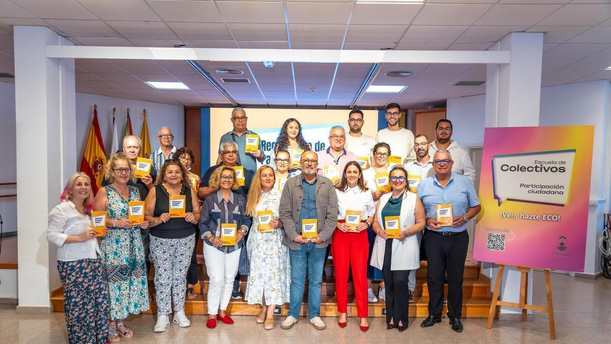 Foto de familia de técnicos mucipales y representantes de colectivos con el nuevo reglamento de participación ciudadana.