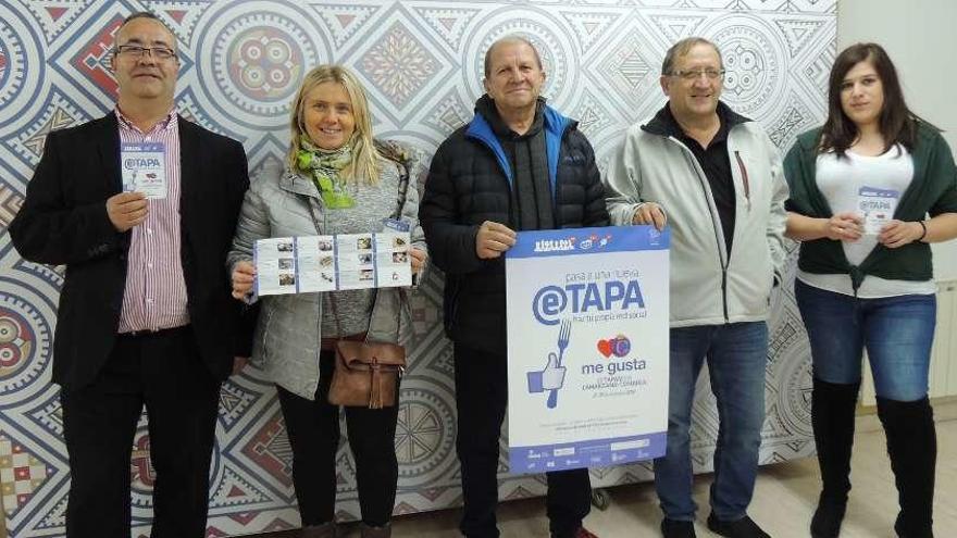 Organizadores y promotores en la presentación de la Feria de la Tapa en Camarzana de Tera.