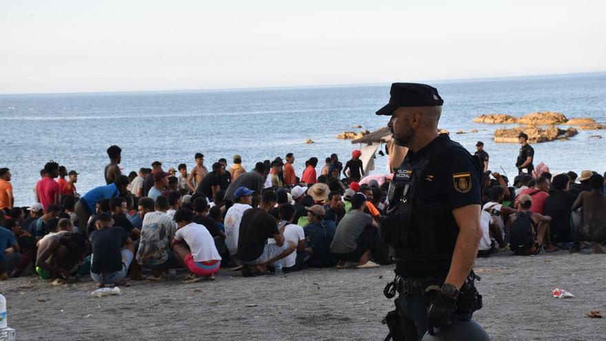 Interior y Defensa, preparados para contener una posible entrada masiva de migrantes en Ceuta el 15 de agosto