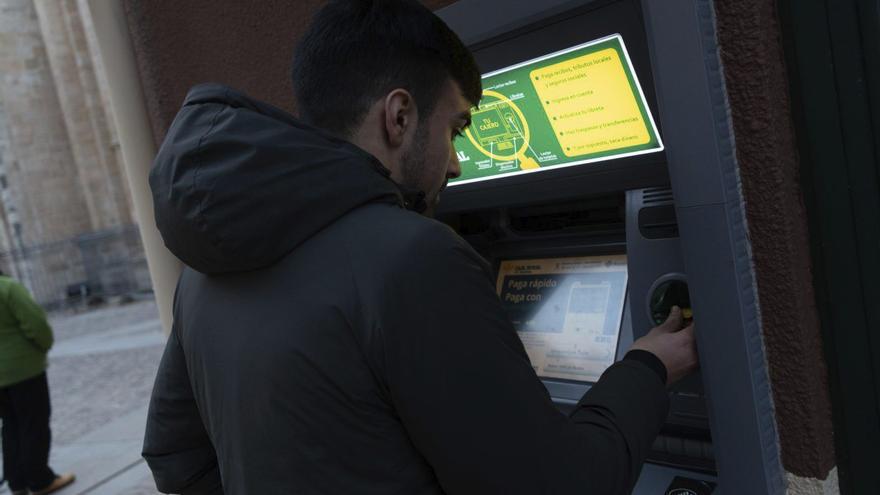 Un hombre realiza una gestión en un cajero de la ciudad de Zamora.