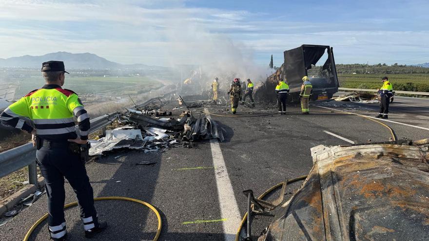 Imatge de l'accident a l'Aldea que talla l'AP-7