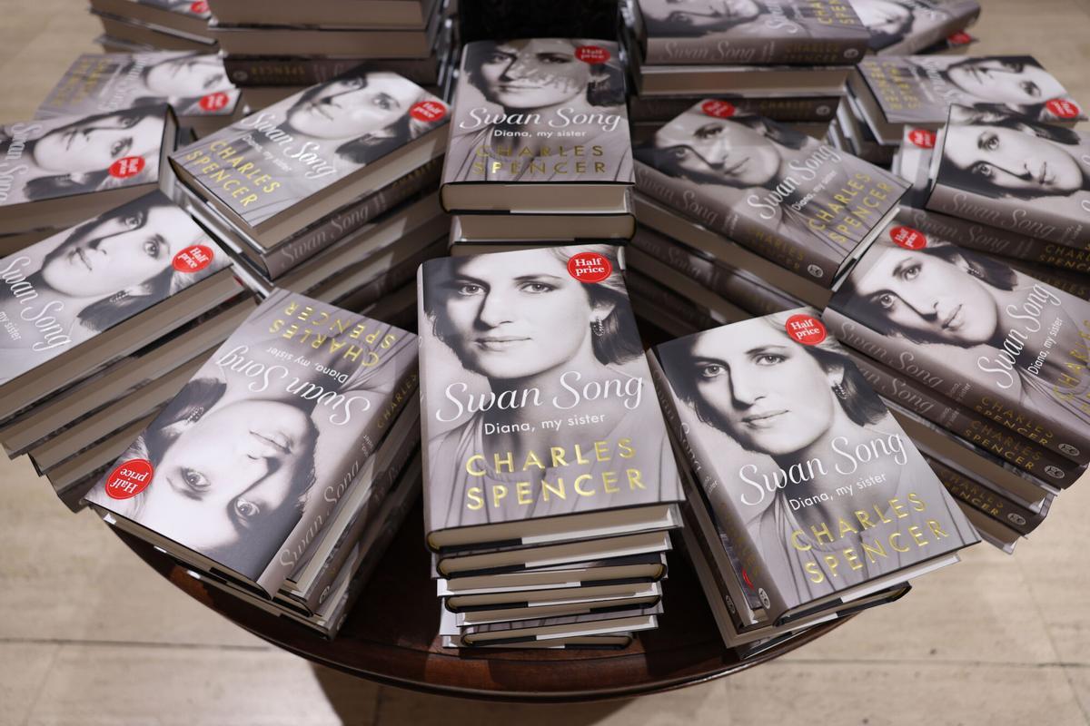 Una pila de ejemplares del libro de memorias de Charles Spencer, 'El canto del cisne. Diana, mi hermana', en una librería Waterstones de Londres.